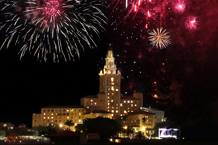 Es un gusto para nosotros invitarles a celebrar la temporada navideña en el hotel Biltmore