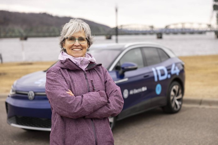 El Volkswagen ID.4 EV totalmente eléctrico se embarca en un viaje por carretera de varios meses con la cineasta Erika Gilsdorf