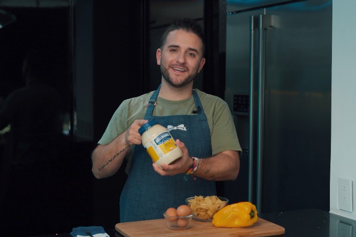 La marca de mayonesa Hellmann’s se asoció con el famoso chef Juan Manuel Barrientos para lanzar una nueva versión de Fridge Night para las familias y hogares latinos