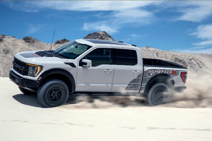 Con 700 caballos de fuerza llega el Ford Raptor del desierto, un todoterreno de alto rendimiento más rápido, más potente y más extremo