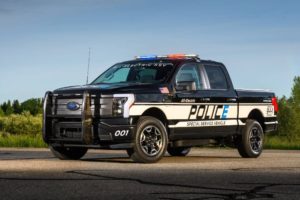 Ford presentó la primera camioneta eléctrica diseñada para la policía