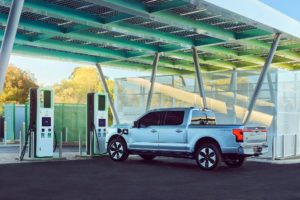 Los clientes del Ford F-150 Lightning recibirán de cortesía 250 kWh de carga ultrarrápida, en las estaciones de carga de Electrify América