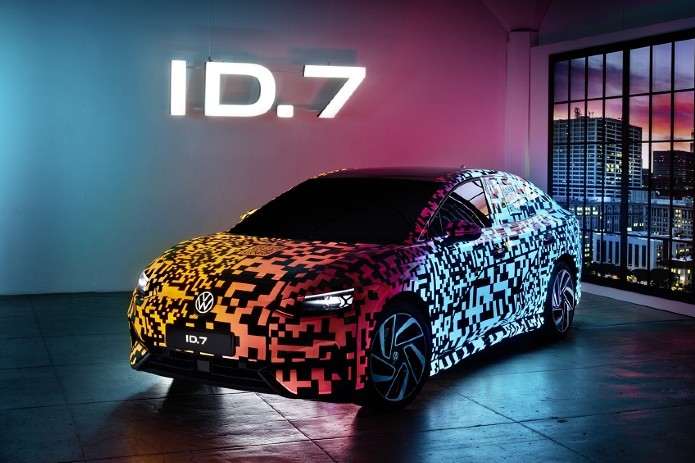 En camino al estreno mundial, con la primera aparición del nuevo Volkswagen ID.7 con camuflaje digital