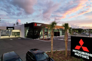 El programa de instalaciones de concesionarios de Mitsubishi alcanza un hito abriendo la 100th tienda actualizada de ‘identidad visual’