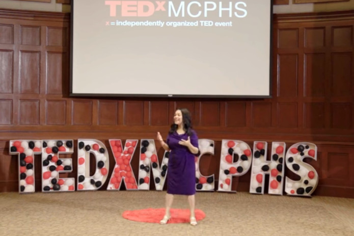 La Dra. Elayna Fernandez, galardonada autora y conferencista, anuncia el lanzamiento en redes de su TEDx Talk: ‘Lo que la muerte me enseñó sobre la vida’