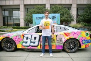 Daniel Suárez, el piloto Mexicano de NASCAR, presenta el nuevo auto No. 99 para el Mes de la Herencia Hispana