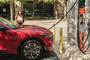 Ford continúa expandiendo la red de carga BlueOval, agregando tres nuevos proveedores para superar los 106,000 cargadores