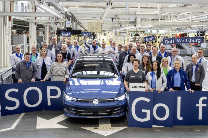 Sale de la línea de montaje de la planta de Wolfsburgo el nuevo Volkswagen Golf