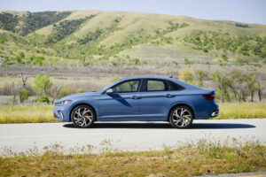 Con un estilo refinado, Volkswagen da a conocer el nuevo Jetta y Jetta GLI del 2025