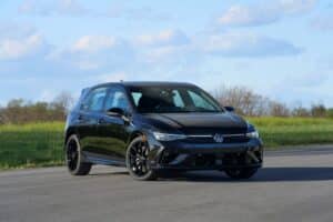 Volkswagen presentó los renovados GTI y Golf R del 2025