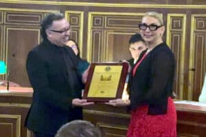 Maribel A. Pizá recibe en la Sorbona de París la ‘Mención Honorífica – Persona del Año’