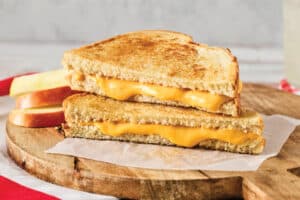 Dígale ‘Sí, por favor’ al sándwich de queso a la parrilla del año: Delicia pegajosa con un toque de proteína